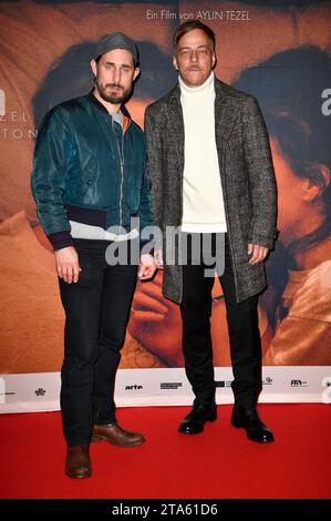 Clemens Schick e Tom Wlaschiha bei der Premiere des Kinofilms che si collocano nella sala cinematografica der Astor. Berlin, 28.11.2023 *** Clemens Schick e Tom Wlaschiha alla prima del film Falling into Place nell'Astor Film Lounge Berlin, 28 11 2023 foto:Xn.xKubelkax/xFuturexImagex Falling berlin 3118 Credit: Imago/Alamy Live News Foto Stock