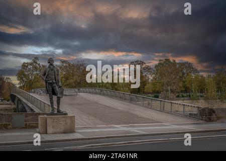 Parigi, Francia - 11 18 2023: Vista dal Quai Anatole France del ponte pedonale Leopold-Sedar-Senghor e della statua di Thomas Jefferson Foto Stock