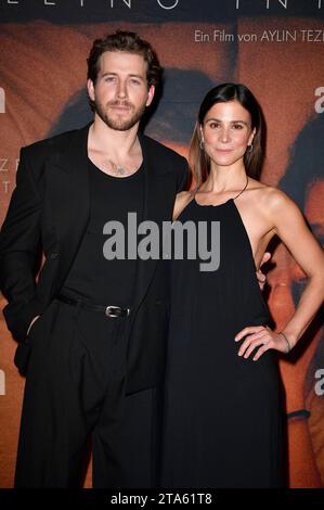 Chris Fulton und Aylin Tezel bei der Premiere des Kinofilms Falling into Place in der Astor Film Lounge. Berlin, 28.11.2023 *** Chris Fulton e Aylin Tezel alla prima del film Falling into Place in the Astor Film Lounge Berlin, 28 11 2023 foto:Xn.xKubelkax/xFuturexImagex Falling berlin 3178 Credit: Imago/Alamy Live News Foto Stock