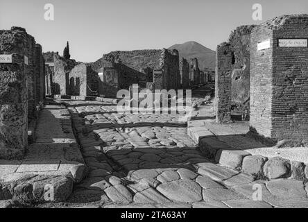 Parco Archeologico di Pompei, vista via delle Terme, regione V-vi Architettura antica, Pompei Cross-Roads. Foto Stock