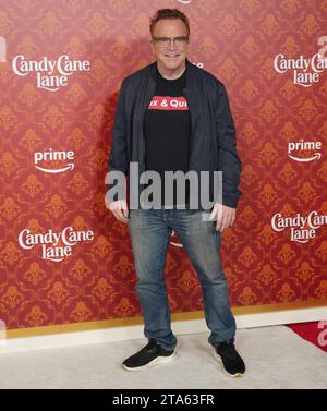 Los Angeles, USA. 28 novembre 2023. Tom Arnold arriva all'Amazon prime Video's CANDY CANE LANE World Premiere tenutasi al Regency Village Theatre di Westwood, CALIFORNIA, martedì 28 novembre 2023. (Foto di Sthanlee B. Mirador/Sipa USA) credito: SIPA USA/Alamy Live News Foto Stock