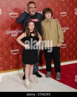 Los Angeles, USA. 28 novembre 2023. Tom Arnold and Kids arriva all'Amazon prime Video's CANDY CANE LANE World Premiere tenutasi al Regency Village Theatre di Westwood, CALIFORNIA, martedì 28 novembre 2023. (Foto di Sthanlee B. Mirador/Sipa USA) credito: SIPA USA/Alamy Live News Foto Stock