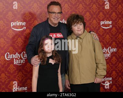 Los Angeles, USA. 28 novembre 2023. Tom Arnold and Kids arriva all'Amazon prime Video's CANDY CANE LANE World Premiere tenutasi al Regency Village Theatre di Westwood, CALIFORNIA, martedì 28 novembre 2023. (Foto di Sthanlee B. Mirador/Sipa USA) credito: SIPA USA/Alamy Live News Foto Stock