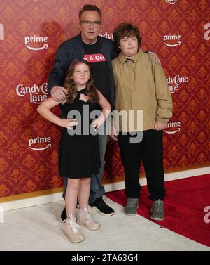 Los Angeles, USA. 28 novembre 2023. Tom Arnold and Kids arriva all'Amazon prime Video's CANDY CANE LANE World Premiere tenutasi al Regency Village Theatre di Westwood, CALIFORNIA, martedì 28 novembre 2023. (Foto di Sthanlee B. Mirador/Sipa USA) credito: SIPA USA/Alamy Live News Foto Stock