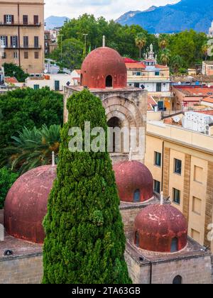 Cupole e campanile. San Giovanni degli Eremiti , antica chiesa monastica in stile arabo-normanno e romanico - Palermo, Italia Foto Stock