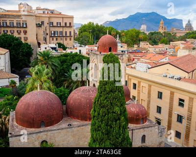 Cupole e campanile. San Giovanni degli Eremiti , antica chiesa monastica in stile arabo-normanno e romanico - Palermo, Italia Foto Stock