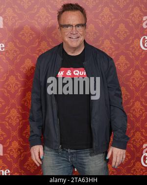 Tom Arnold arriva all'Amazon prime Video's CANDY CANE LANE World Premiere tenutasi al Regency Village Theatre di Westwood, CALIFORNIA, martedì 28 novembre 2023. (Foto di Sthanlee B. Mirador/Sipa USA) Foto Stock