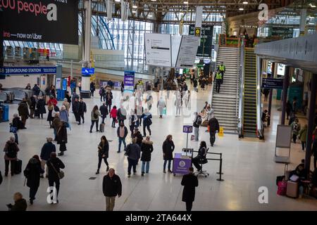 Waterloo, Londra, Regno Unito. 27 novembre 2023. Pendolari e passeggeri alla stazione ferroviaria di Waterloo a Londra. I membri dell’unione dei macchinisti ASLEF terranno un’altra serie di scioperi di un giorno tra diversi operatori ferroviari tra il 2 dicembre 2023 e l’8 dicembre 2023. Dal 1° al 9 dicembre 2023 sarà inoltre previsto un divieto di straordinario per tutte le compagnie ferroviarie, in un'aspra controversia in corso sulla retribuzione e le condizioni. Credito: Maureen McLean/Alamy Live News Foto Stock