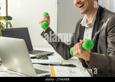 Imprenditore fare esercizio con il manubrio Foto Stock