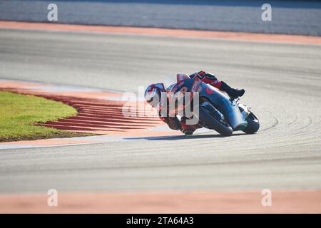 Aron Canet os Spain e Pons Wegow Los40 si esibiscono durante la sessione di prove del Gran Premio Motul de la Comunitat Valenciana di MotoGP il 24 novembre, Foto Stock