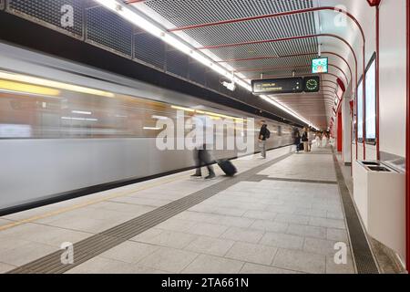 Stazione della metropolitana di notte nel centro di Vienna. Austria Foto Stock