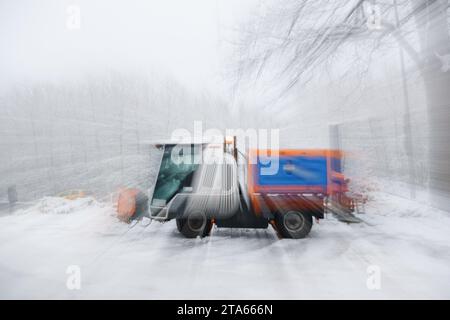 Bielefeld, Germania. 29 novembre 2023. Vista di un veicolo per la manutenzione invernale. Il tempo in gran parte della Renania settentrionale-Vestfalia è ventoso con nevicate e temperature intorno al punto di congelamento. Crediti: Friso Gentsch/dpa/Alamy Live News Foto Stock