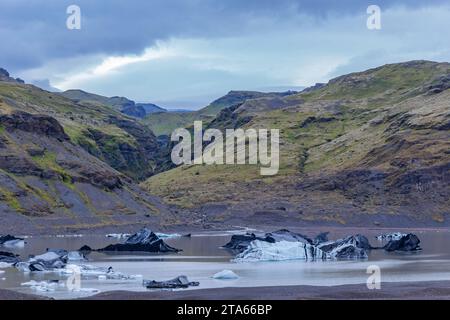 Solheimajokull pittoresco ghiacciaio nel sud dell'Islanda. La lingua di questo ghiacciaio scivola dal vulcano Katla. Bellissima laguna glaciale con lago b Foto Stock