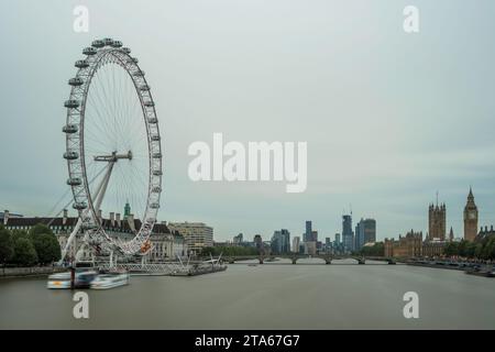 Il London Eye, una gigantesca ruota panoramica, si affaccia sul Tamigi, Londra. Il giorno è tipico per l'Inghilterra, essendo rovesciato. Foto Stock