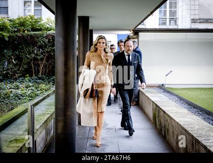 Parigi, Francia. 29 novembre 2023. PARIGI - 29/11/2023, Regina Maxima durante una visita di lavoro alla Maison Europeenee de la Photographie, dove vede la mostra Viviane Sassen Ð Phosphor: Art & Fashion e parla con giovani fotografi. ANP REMKO DE WAAL netherlands Out - belgium Out Credit: ANP/Alamy Live News Foto Stock