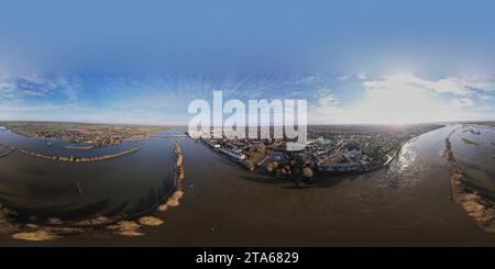 Pronto per il panorama VR a 360 gradi. Livello dell'acqua estremamente alto del fiume IJssel a Zutphen, nei Paesi Bassi, contro un cielo azzurro. Antenna Foto Stock