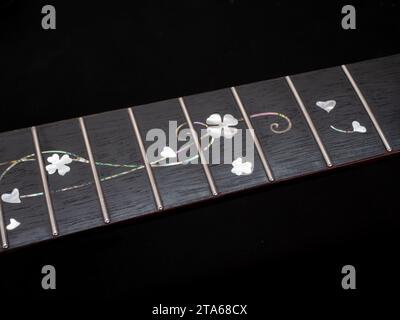 primo piano, finger board, intarsio perlato, cuore e fiore, chitarra acustica Foto Stock