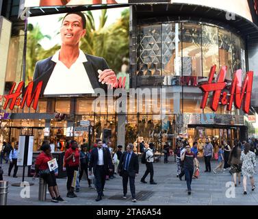 New York, USA - 24 maggio 2018: Persone vicino al negozio H&M di New York. Foto Stock