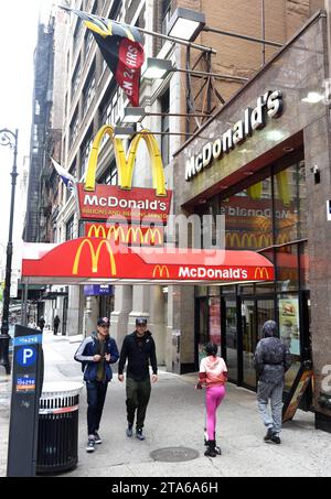 New York, USA - 27 maggio 2018: La gente passa vicino all'ingresso del McDonald's, New York. Foto Stock