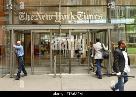 New York, USA - 31 maggio 2018: Persone vicino all'ingresso dell'edificio del New York Times a New York. Foto Stock