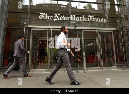 New York, USA - 31 maggio 2018: Persone vicino all'ingresso dell'edificio del New York Times a New York. Foto Stock