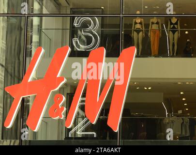 New York, USA - 8 giugno 2018: Logo H&M sul negozio di New York. Foto Stock