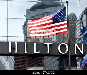 New York, USA - 10 giugno 2018: Bandiera americana davanti al Millenium Hilton New York Downtown a New York, NY. Foto Stock