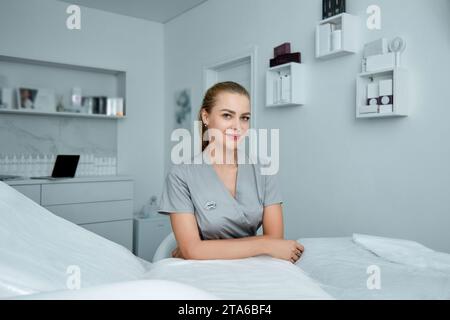 Giovani belle cosmetologo nel cabinet di cosmetologia Foto Stock