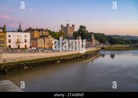 Il castello di Rochester e gli edifici sulla spianata di Rochester a Dusk Foto Stock