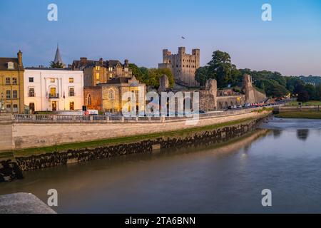 Il castello di Rochester e gli edifici sulla spianata di Rochester a Dusk Foto Stock