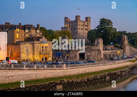 Il castello di Rochester e gli edifici sulla spianata di Rochester a Dusk Foto Stock