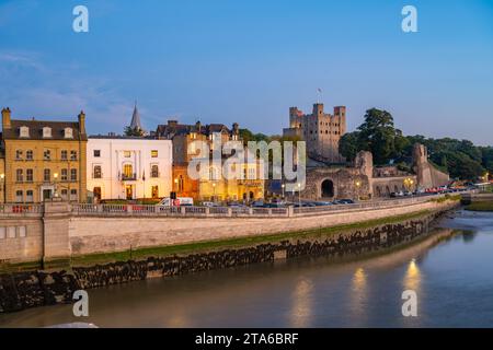 Il castello di Rochester e gli edifici sulla spianata di Rochester a Dusk Foto Stock