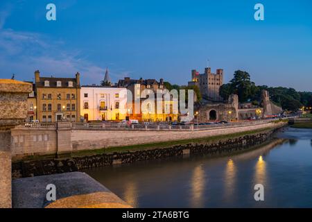 Il castello di Rochester e gli edifici sulla spianata di Rochester a Dusk Foto Stock