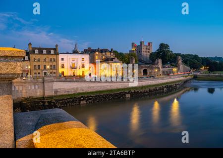 Il castello di Rochester e gli edifici sulla spianata di Rochester a Dusk Foto Stock