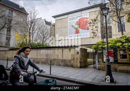 Parigi, Francia. 29 novembre 2023. PARIGI - esterno della Maison Europeenee de la Photographie dopo una visita della regina Maxima, dove ha visitato la mostra Viviane Sassen Ð Phosphor: Art & Fashion e ha parlato con giovani fotografi. ANP REMKO DE WAAL netherlands Out - belgium Out Credit: ANP/Alamy Live News Foto Stock