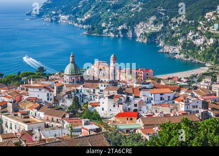 Vietri sul Mare, skyline della città italiana sulla Costiera Amalfitana nel pomeriggio. Foto Stock