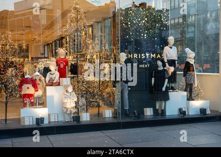 Vetrina natalizia presso il negozio di abbigliamento Next a Newcastle upon Tyne, Regno Unito, il Black Friday. Concetto di economia e commercio al dettaglio. Foto Stock