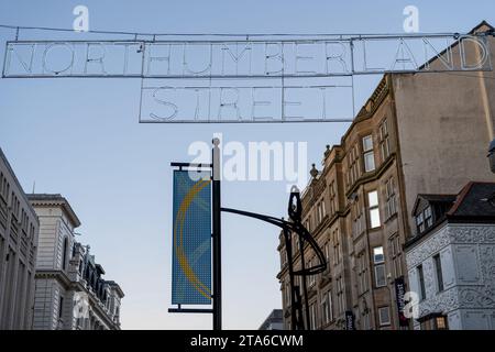 Segui le indicazioni per Northumberland Street, Newcastle upon Tyne, Regno Unito, con il nome in luci durante la stagione dello shopping natalizio. Concetto di economia. Foto Stock