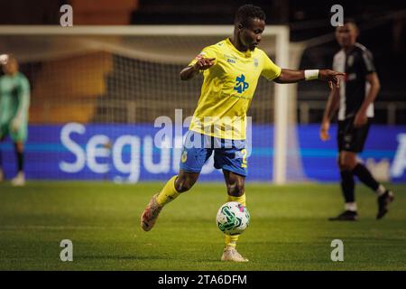 Morlaye Sylla durante la partita di Liga Portugal 23/24 tra SC Farense e FC Arouca, Estadio de Sao Luis, Faro, Portogallo. (Maciej Rogowski) Foto Stock