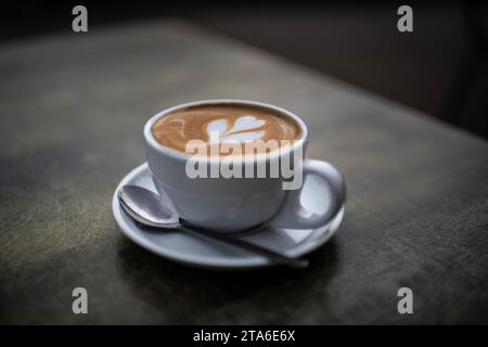 Caffè bianco piatto con latte Art Foto Stock