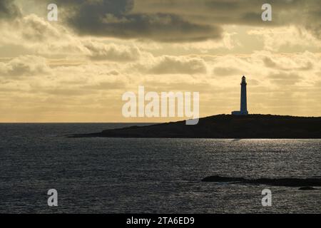 Faro di Cape Leeuwin vicino al tramonto con nuvole dipinte in tonalità dorate vicino ad Augusta, nel sud-ovest dell'Australia Occidentale. Foto Stock