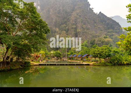 Badestelle Blue Lagoon 2 bei Vang Vieng, Laos, Asien | area di nuoto Blue Lagoon 2 vicino a Vang Vieng, Laos, Asia Foto Stock