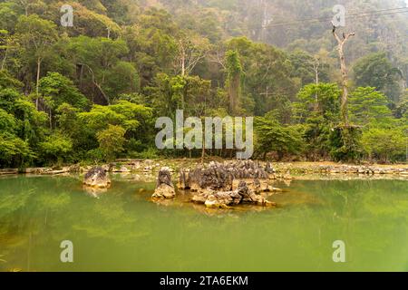 Badestelle Blue Lagoon 2 bei Vang Vieng, Laos, Asien | area di nuoto Blue Lagoon 2 vicino a Vang Vieng, Laos, Asia Foto Stock