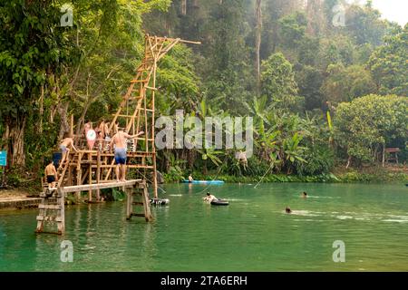 Badeplatz Blue Lagoon 3 bei Vang Vieng, Laos, Asien | area di nuoto Blue Lagoon 3 vicino a Vang Vieng, Laos, Asia Foto Stock