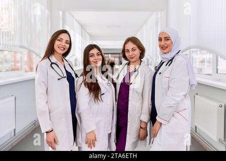 Un gruppo di giovani medici nel corridoio della clinica. Foto Stock