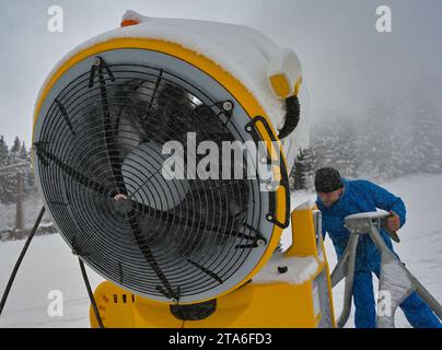 I canottini di neve iniziano a lavorare nella stazione sciistica di Harusuv kopec, nove Mesto na Morave, Repubblica Ceca, 29 novembre 2023. (Foto CTK/Lubos Pavlicek) Foto Stock