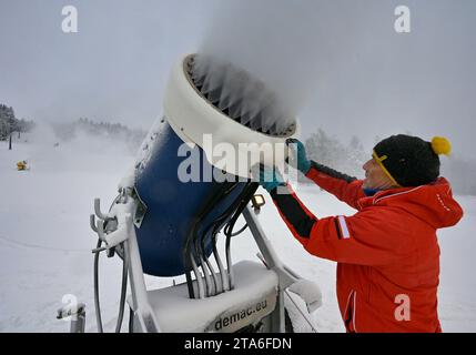 I canottini di neve iniziano a lavorare nella stazione sciistica di Harusuv kopec, nove Mesto na Morave, Repubblica Ceca, 29 novembre 2023. (Foto CTK/Lubos Pavlicek) Foto Stock