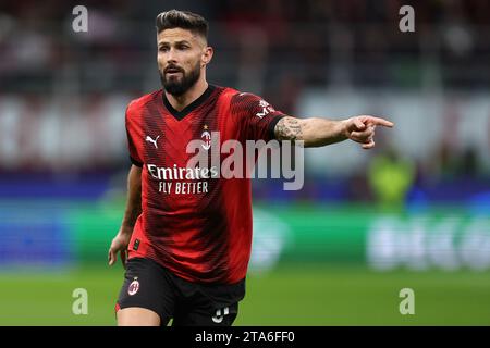 Milano, Italia. 28 novembre 2023. Olivier Giroud dell'AC Milan gestisce durante la partita di UEFA Champions League tra l'AC Milan e il Borussia Dortmund. Crediti: Marco Canoniero/Alamy Live News Foto Stock
