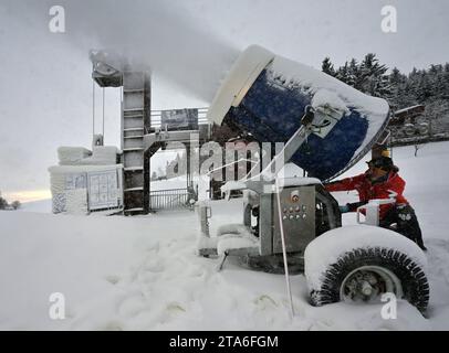 I canottini di neve iniziano a lavorare nella stazione sciistica di Harusuv kopec, nove Mesto na Morave, Repubblica Ceca, 29 novembre 2023. (Foto CTK/Lubos Pavlicek) Foto Stock