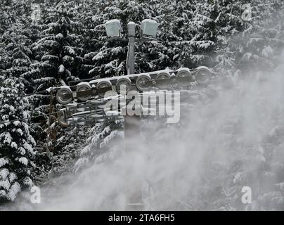 I canottini di neve iniziano a lavorare nella stazione sciistica di Harusuv kopec, nove Mesto na Morave, Repubblica Ceca, 29 novembre 2023. (Foto CTK/Lubos Pavlicek) Foto Stock